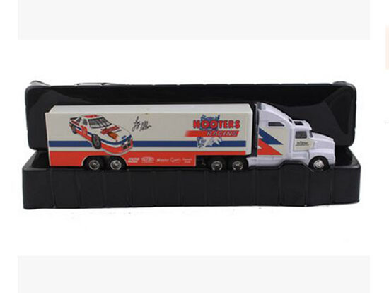 White 1:64 Scale HOOTERS Diecast Container Truck Model