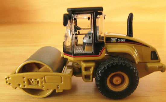 Yellow 1:87 Scale Norscot Diecast CAT CS-563E Road Roller Model